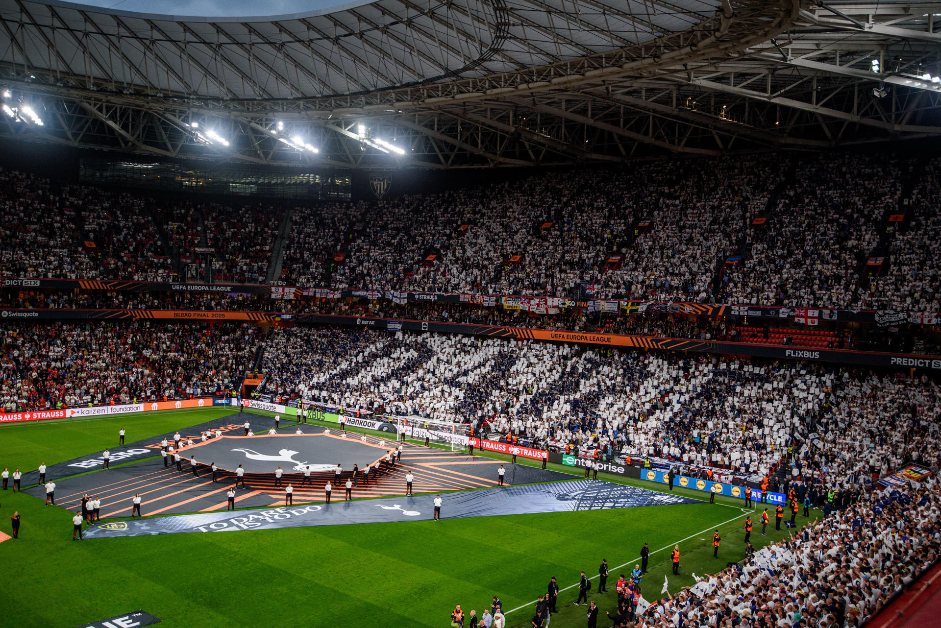 Aspecto del estadio de San Mamés, antes de la final de la Liga Europa que Tottenham Hotspurs y Manchester United disputan este miércoles en Bilbao. EFE/Javier Zorrilla