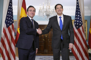 El secretario de Estado estadounidense, Marco Rubio (d), recibe al ministro español de Asuntos Exteriores, José Manuel Albares (i), este jueves en la sede del Departamento de Estado en Washington. EFE/ Lenin Nolly