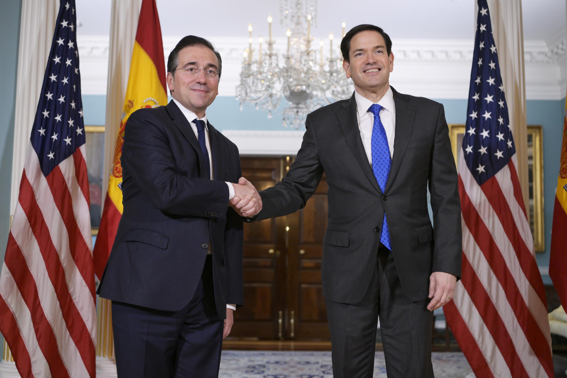 El secretario de Estado estadounidense, Marco Rubio (d), recibe al ministro español de Asuntos Exteriores, José Manuel Albares (i), este jueves en la sede del Departamento de Estado en Washington. EFE/ Lenin Nolly