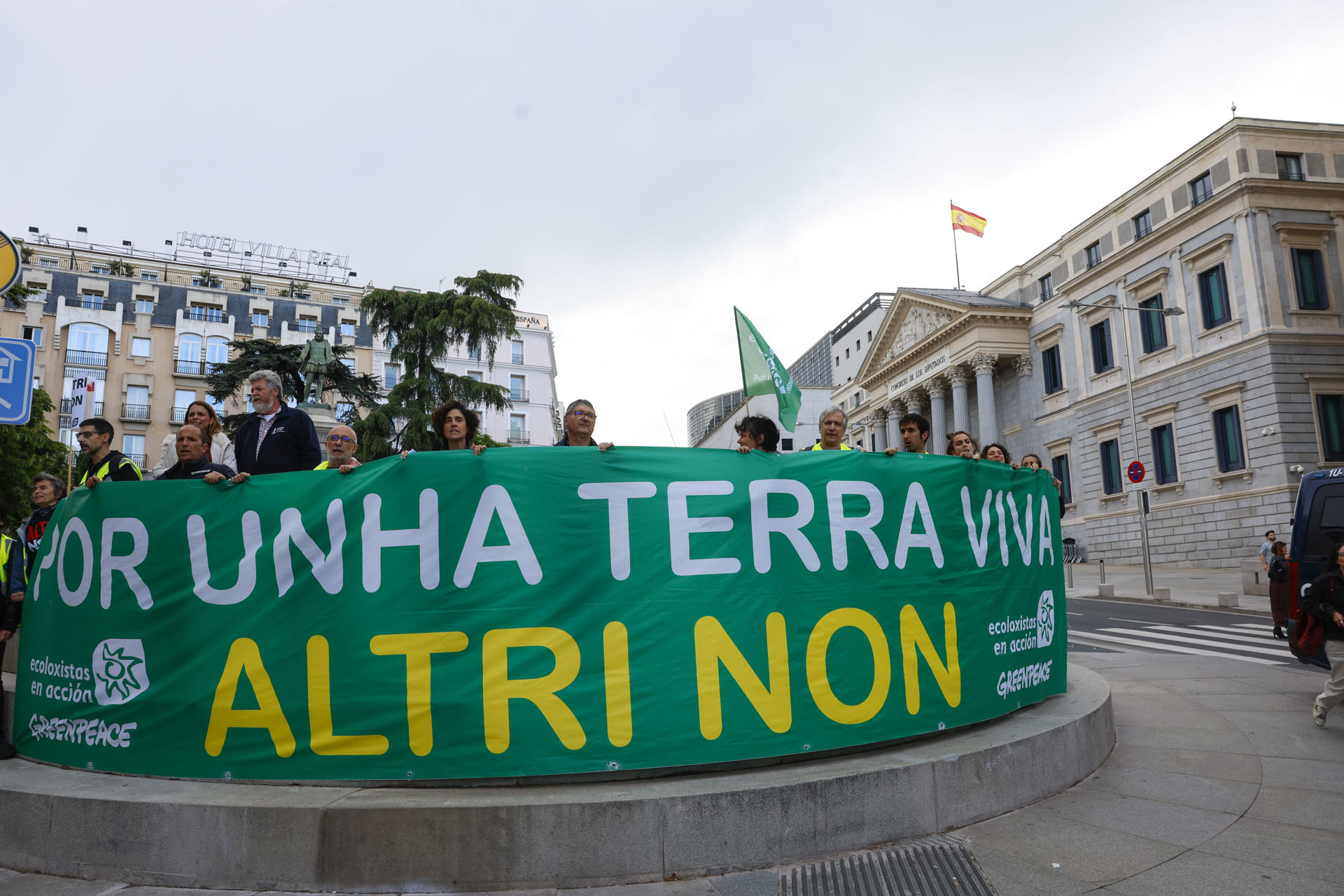 Concentración de la Plataforma Ulloa Viva Ecologistas en Acción y Greenpeace para exigir al Gobierno español que rechace subvencionar el proyecto de macrofábrica de celulosa de la multinacional Altri y respete la voluntad del pueblo gallego este jueves, frente al Congreso en Madrid. EFE/ Juanjo Martín
