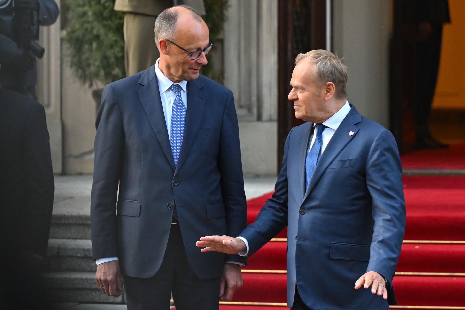 El primer ministro polaco Donald Tusk (D) recibe al recién elegido canciller alemán Friedrich Merz (I) en la oficina del primer ministro en Varsovia, Polonia, el 07 de mayo de 2025. El nuevo canciller alemán visita Francia y Polonia al día siguiente de su elección. (Francia, Alemania, Polonia, Varsovia) EFE/EPA/RADEK PIETRUSZKA POLONIA FUERA