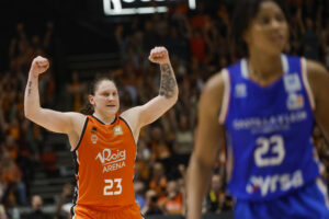 La jugadora del Valencia Alina Iagupova (i). EFE/Kai Försterling