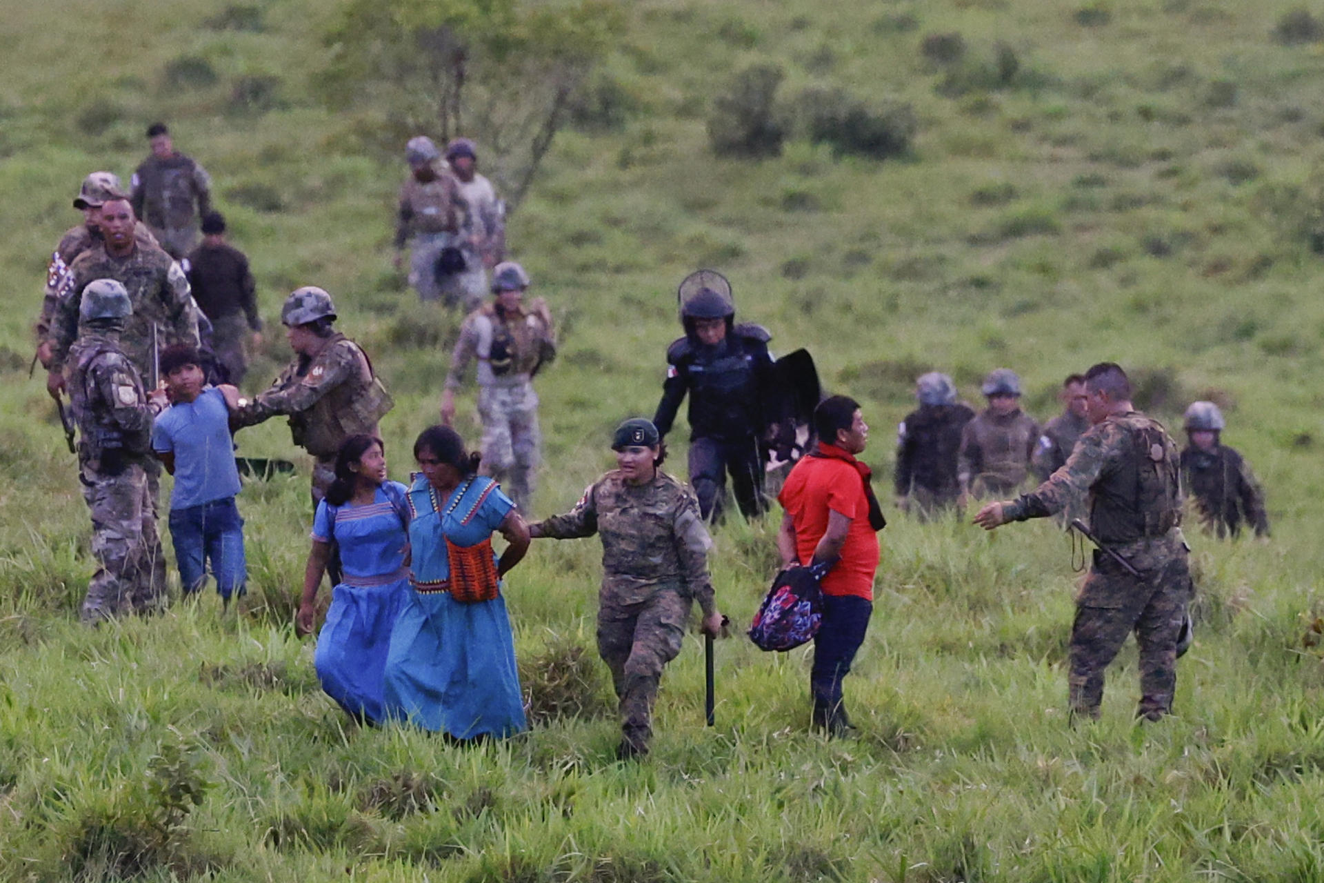 Indígenas ngäbe-buglé se enfrentan con la policía panameña, de la unidad de control de multitudes de Panamá (UCM), en rechazo a la ley de Caja del Seguro Social (CSS), este lunes, en el sector de ojo de agua, provincia de Veraguas (Panamá). EFE/ Bienvenido Velasco