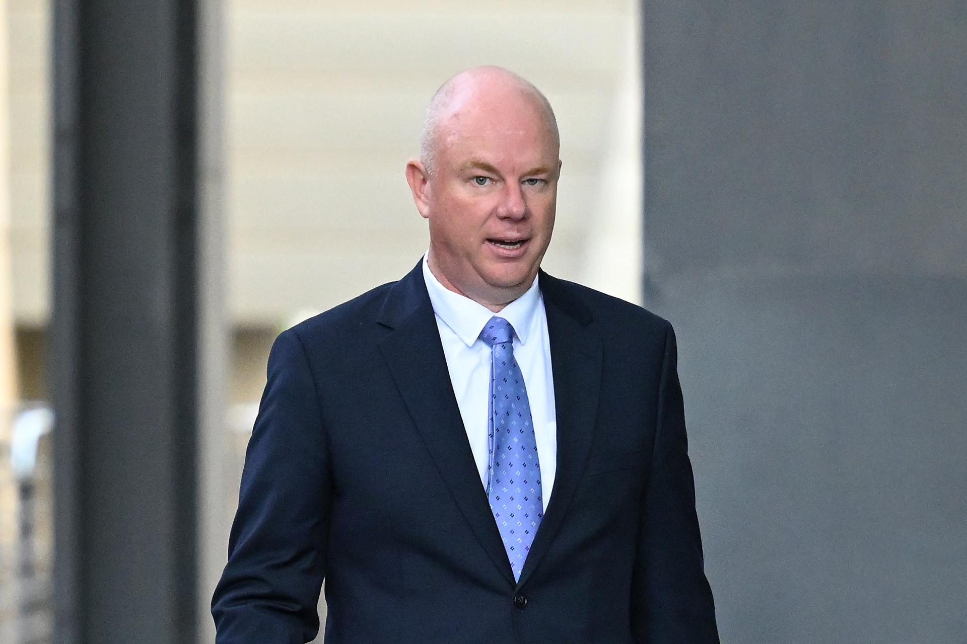 Simon Patterson a su llegada al tribunal de localidad australiana de Morwell, donde se juzga a su exmujer Erin por el envenamiento mortal de los padres y la tía de su expareja.
EFE/EPA/JAMES ROSS AUSTRALIA AND NEW ZEALAND OUT