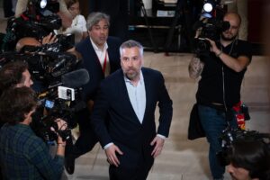 El saliente secretario general del Partido Socialista (PS) de Portugal, Pedro Nuno Santos (C), fue captado este domingo, 18 de mayo, a su llegada a la sede de la colectividad donde recibieron los resultados de las elecciones generales legislativas, en Lisboa (Portugal) EFE/Ose Sena Goulao