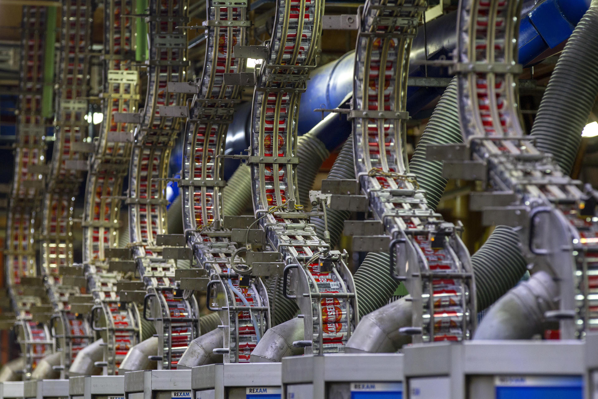 Fotografía de archivo de la producción de nuevas latas de aluminio secundario, es decir, reciclado, en la empresa británica Rexam, en la ciudad de Pindamonhangaba (Brasil). EFE/ Sebastião Moreira/