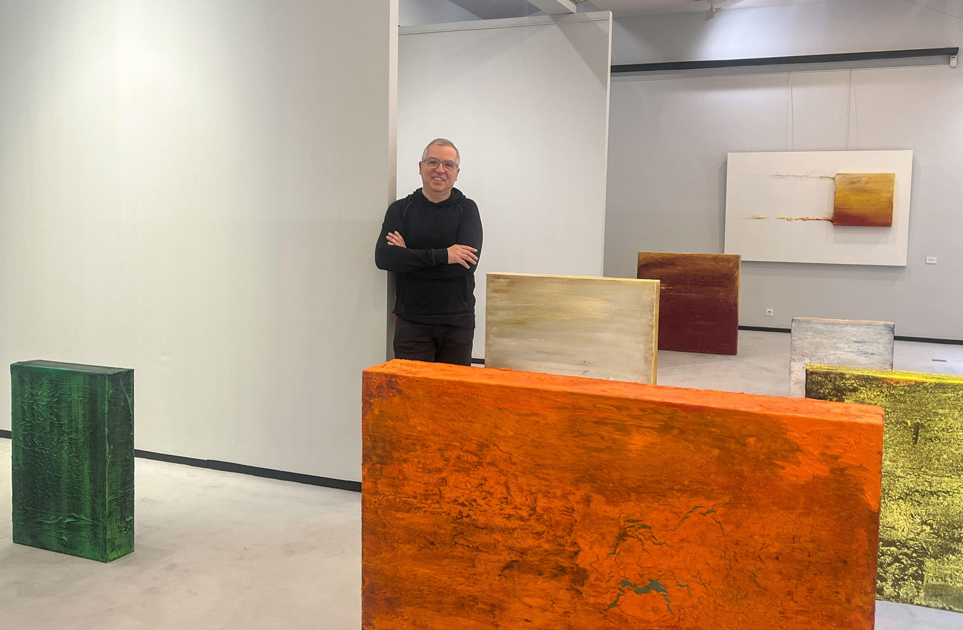 El artista segoviano, Alberto Reguera, entre sus obras independizadas del muro que forman su nueva exhibición en París, 'Reversible', en el Ayuntamiento del distrito 8 de París. Abierta al público hasta el 12 de junio, la muestra presenta una progresión cromática del frío a la calidez y continúa el estilo contemporáneo del creador, caracterizado por las texturas, los volúmenes y el paisajismo abstracto.-EFE/ Val Torres