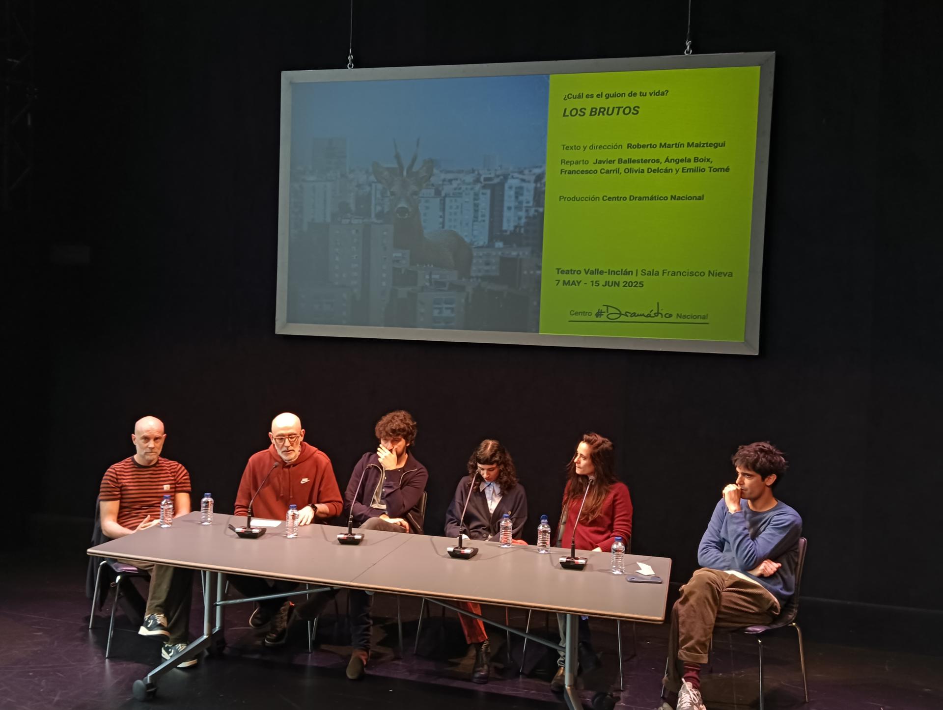 Roberto Martín Maiztegui (tercero por la izquierda), autor y director de 'Los brutos', representa el sueño infantil de vivir del espectáculo, un canto los sueños que se hacen realidad y que invitan a dejar atrás una vida que nunca se acaba de despegar de la memoria y la emoción.