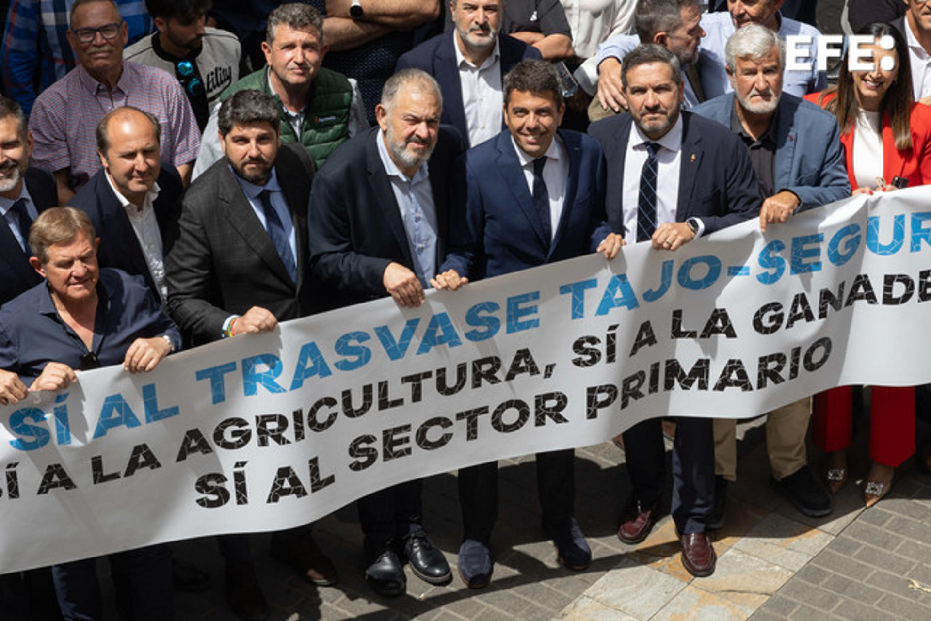 El presidente del Sindicato Central de Regantes del Acueducto Tajo-Segura (Scrats), Lucas Jiménez (4i); el presidente de la Comunidad Valenciana, Carlos Mazón (4d); el presidente de la Región de Murcia, Fernando López Miras (3i); el presidente de los empresarios murcianos, Miguel López Abad; y el consejero de Agricultura, Pesca, Agua y Desarrollo Rural de Andalucía, Ramón Fernández-Pacheco, entre otros, posan durante el acto de protesta contra las nuevas reglas de explotación del trasvase Tajo-Segura, convocado por el Scrats, este martes en la Cámara de Comercio de Murcia. EFE/Marcial Guillén