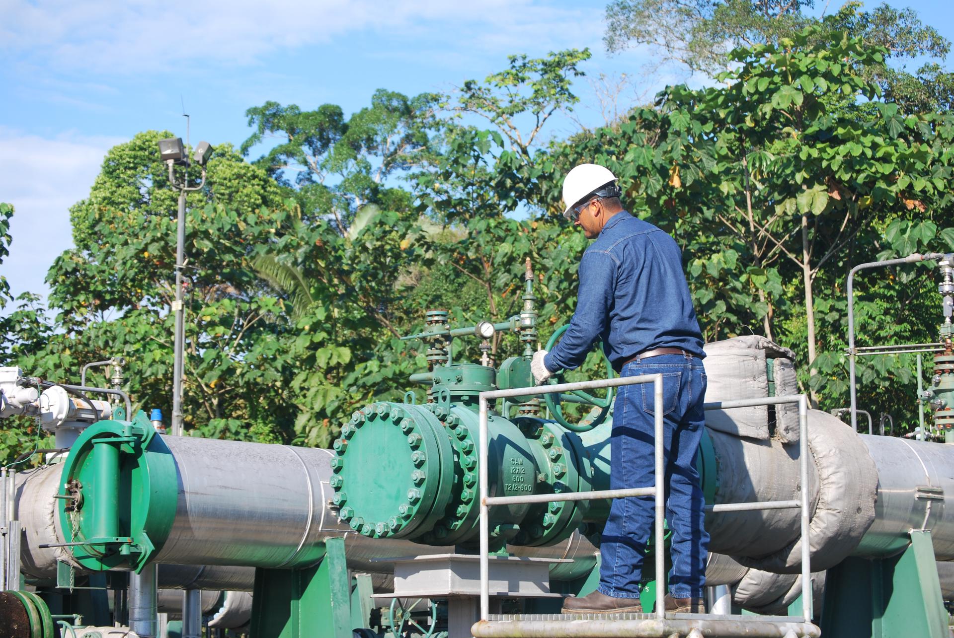 Un operario de la empresa estatal Petroecuador en una fotografía de archivo. EFE/ Fernando Gimeno