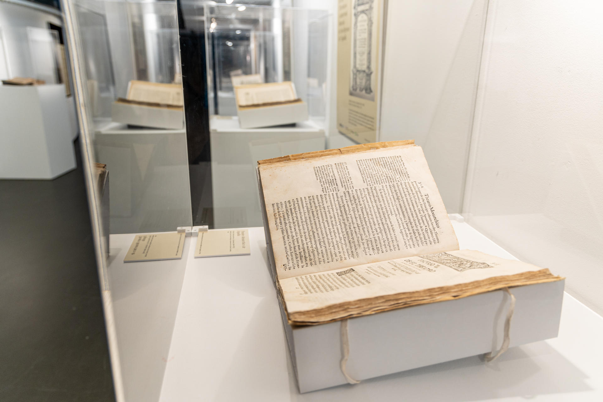Imagen de uno de los libros restaurados durante la presentacióneste miércoles un hallazgo pictórico del patrimonio riojano, así como la recuperación y restauración de seis joyas bibliográficas que datan del siglo XII hasta el XV procedentes de la Biblioteca del Monasterio de San Millán de la Cogolla, Patrimonio de la Humanidad y cuna del español. EFE/ Raquel Manzanares
