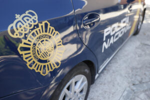 Imagen de archivo del anagrama de la Policía Nacional en un coche del Cuerpo Nacional de Policía. EFE/Mariscal