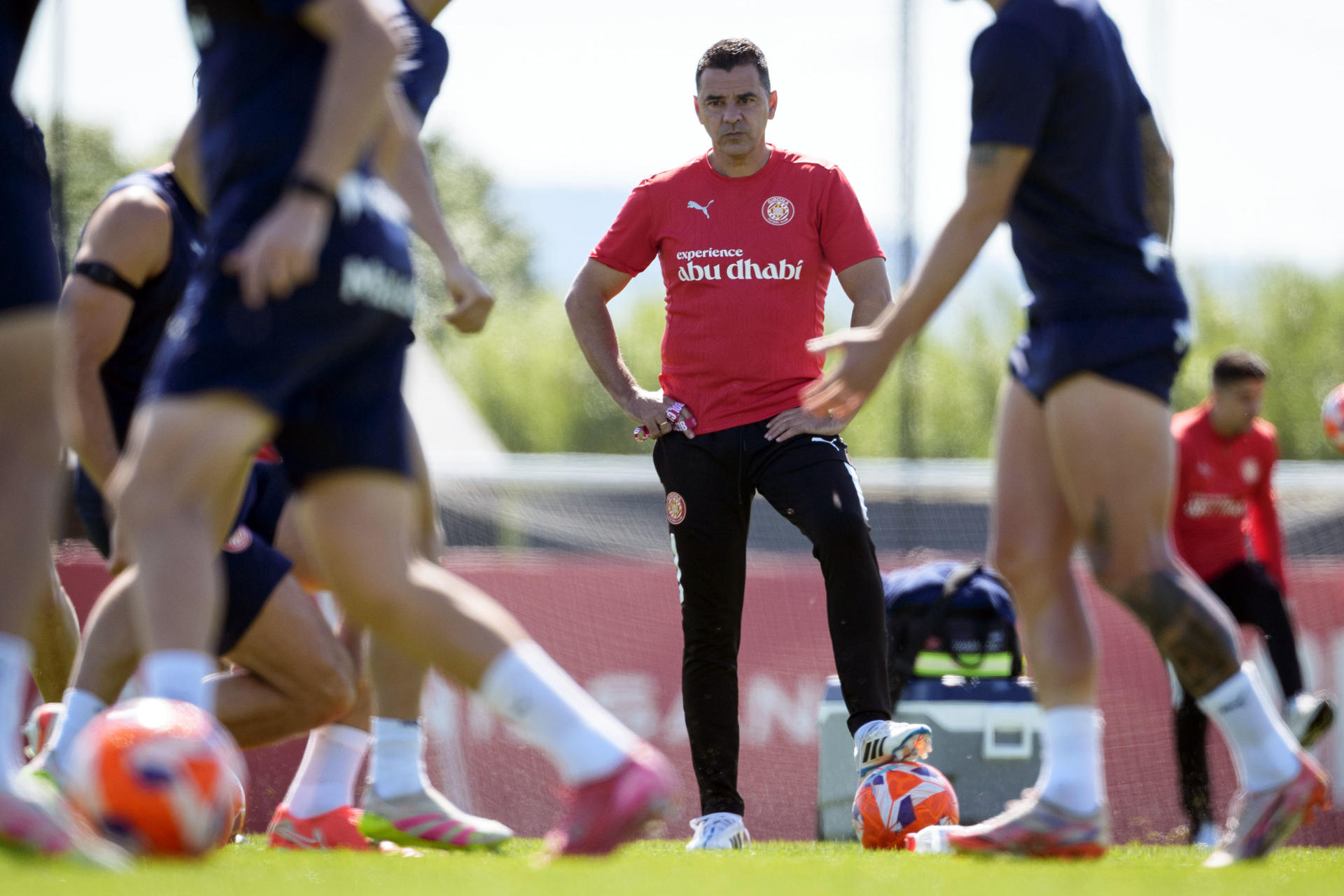 El técnico del Girona, Míchel Sánchez, ya se ha reincorporado al trabajo después de estar hospitalizado por un problema de salud y este lunes ha dirigido el entrenamiento previo al partido en casa del Valladolid. El entrenador madrileño también atenderá a los medios de comunicación en la rueda de prensa previa al duelo del José Zorrilla, clave en la pelea por la permanencia en LaLiga española.-EFE/ David Borrat