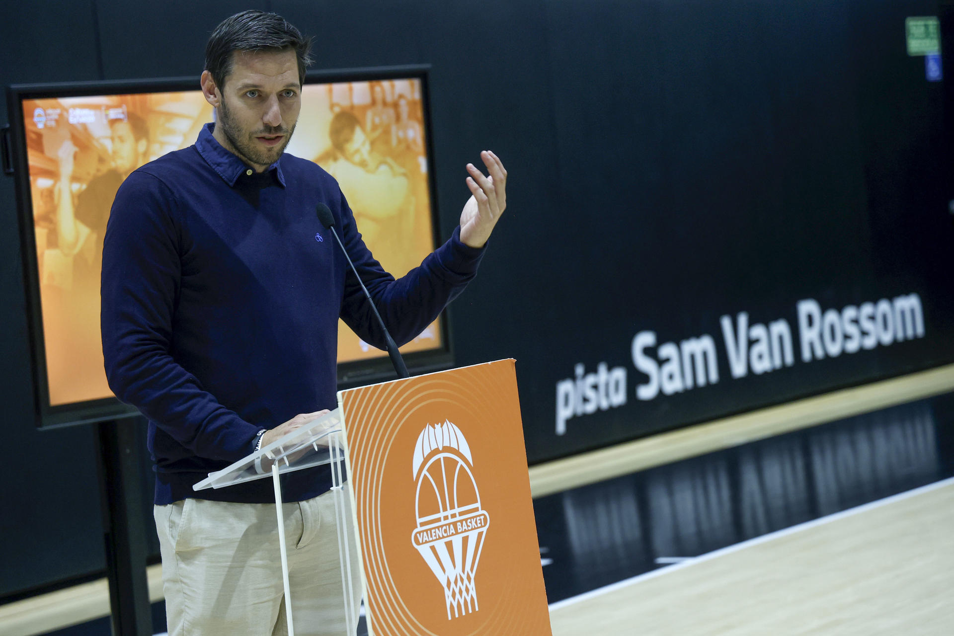 El belga Sam Van Rossom, que durante diez años fue base del Valencia Basket y protagonista de algunos de los grandes éxitos del club, interviene durante el homenaje que le han rendido y con el que se da nombre a la pista 5 de L'Alqueria del Basket, la instalación de cantera del club valenciano. EFE/ Miguel Ángel Polo