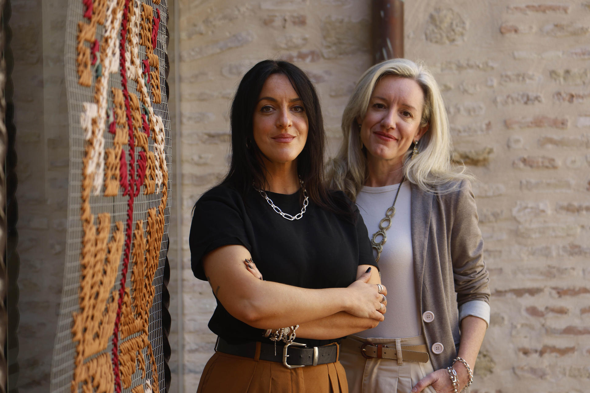 Las hermanas Almudena Castillejo (i) y Begoña Castillejo, (d) la primera artista visual y la otra sobre todo tipo de textil, han desarrollado su primera obra junta, 'Hilos de memoria, una ventana abierta al futuro de Palestina', una instalación que acoge la sede de Córdoba de Casa Árabe que une a través el bordado palestino y el flecado cordobés la cultura de los dos pueblos.. EFE/Salas