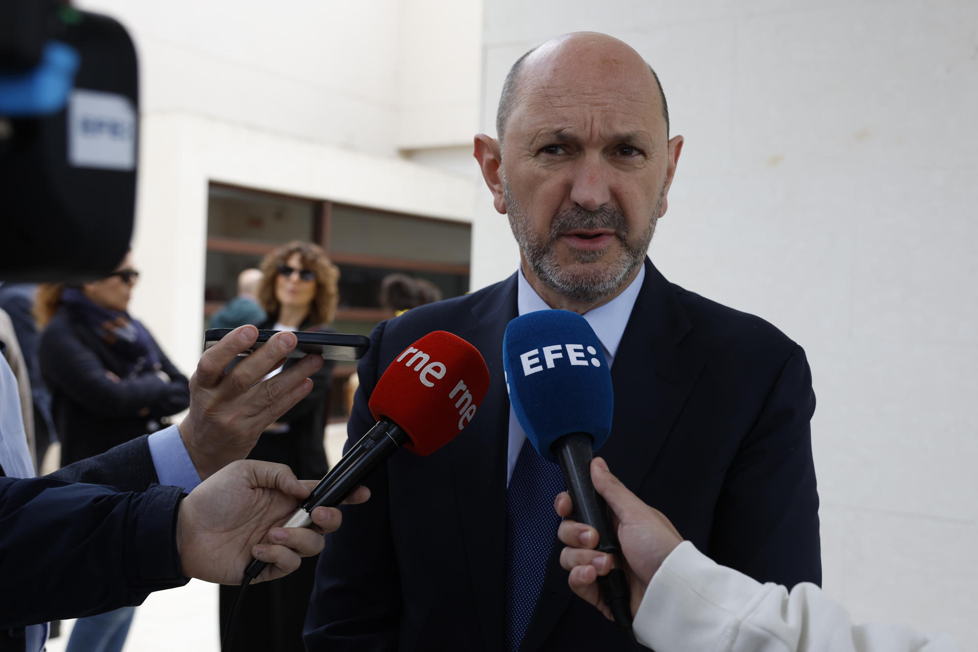 El presidente de la RFEF, Rafael Louzán a su llegada este martes a la capilla ardiente del periodista José Ángel de la Casa que falleció ayer. EFE/ Juan Carlos Hidalgo