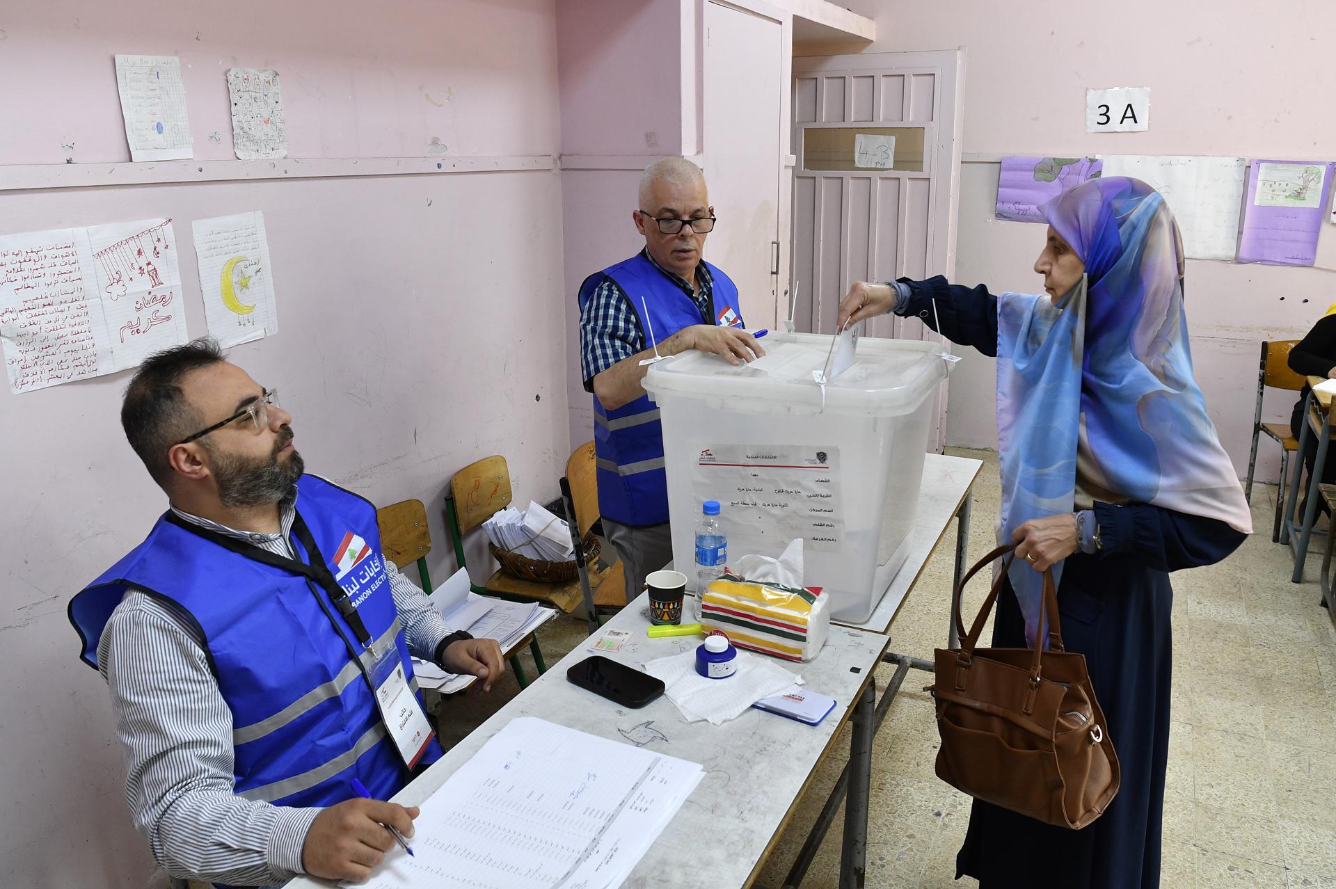 Una mujer vota en un centro electoral en el suburbio de Dahieh. EFE/EPA/WAEL HAMZEH