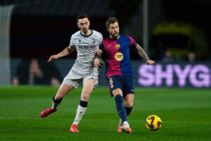 El defensa del F.C. Barcelona Iñigo Martínez (d) disputa un balón con el delantero del Osasuna Raúl García durante el partido de LaLiga entre FC Barcelona y CA Osasuna el 27 de marzo. EFE/ Alejandro Garcia