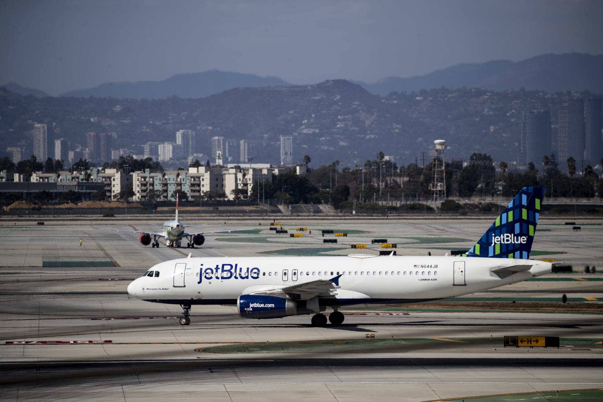 Imagen de archivo de un Airbus A320-200 de JetBlue en el aeropuerto de Los Ángeles. EFE/EPA/ETIENNE LAURENT