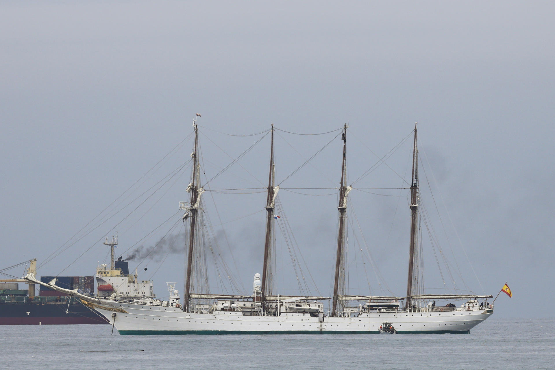 Fotografía que muestra el buque escuela español Juan Sebastián Elcano, entrando a la terminal de Cruceros de Amador este viernes en Ciudad de Panamá (Panamá). EFE/Bienvenido Velasco