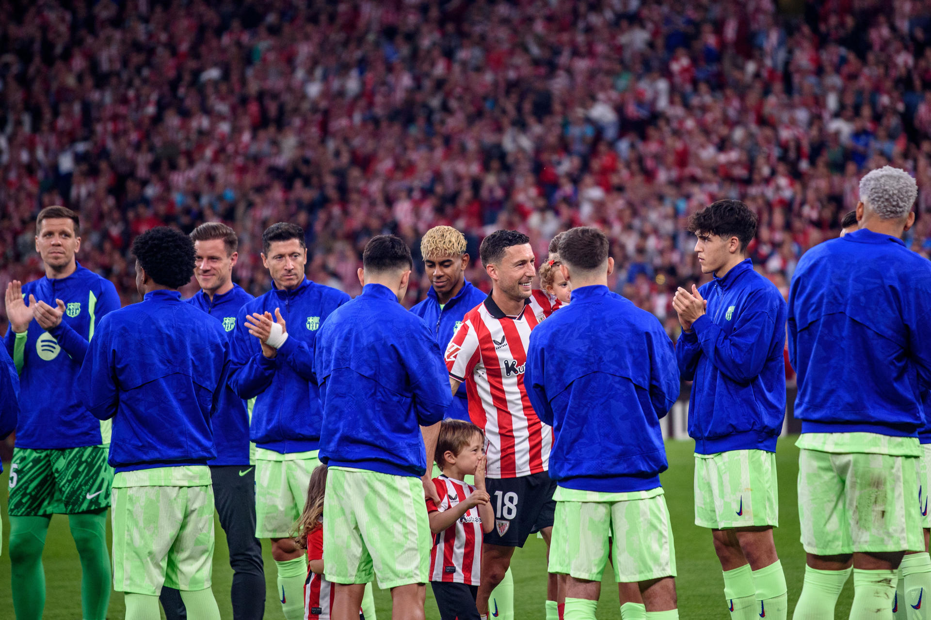 Homenaje del Athletic Club y el Barcelona al defensa Óscar de Marcos que deja el fútbol tras 16 años en el club previo al partido de la última jornada de LaLiga EA Sports, entre el Athletic Club y el FC Barcelona, este domingo en el estadio de San Mamés. EFE/ Javier Zorrilla