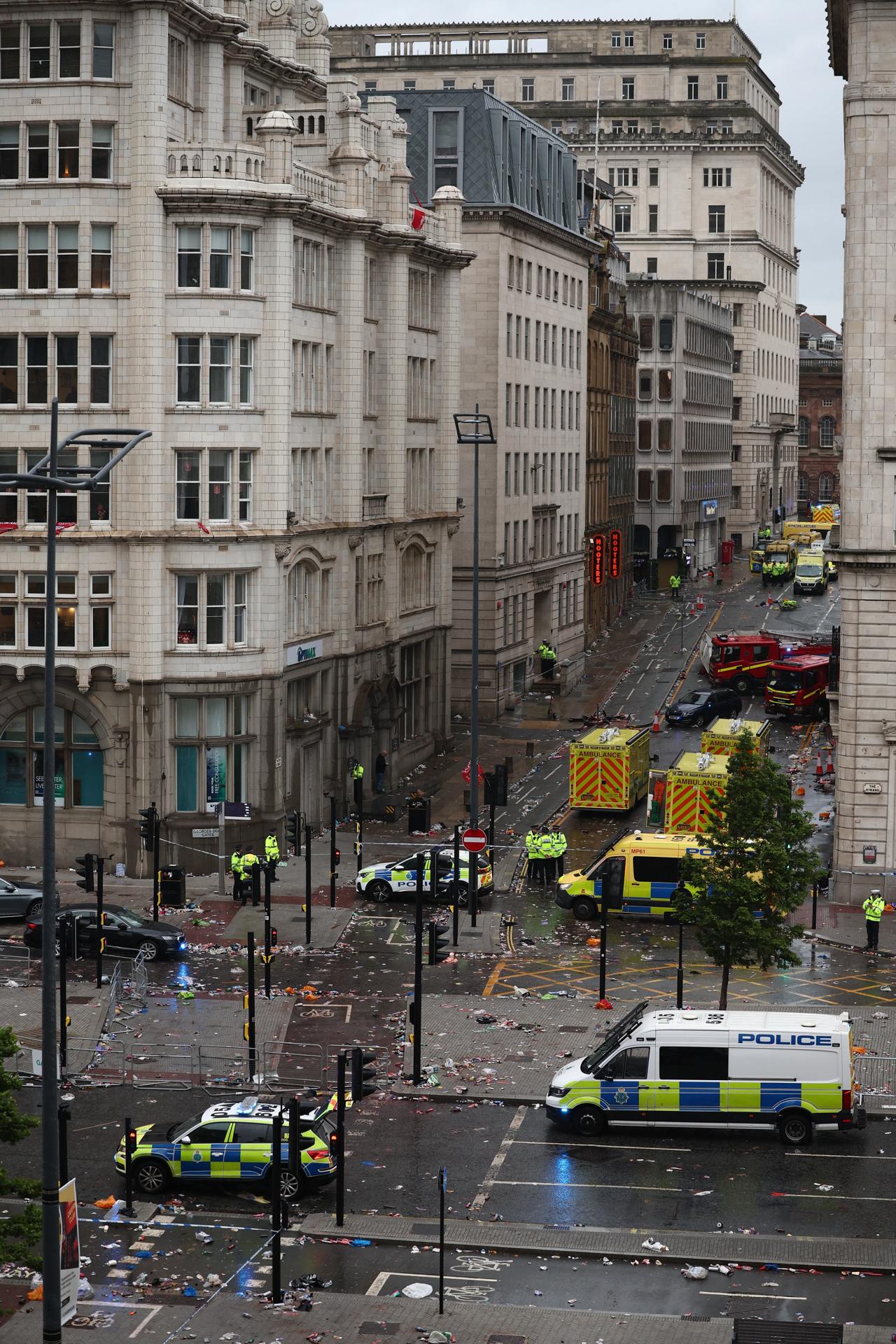 Vista general este lunes, 26 de mayo, de las escena de un atropello múltiple en la ciudad de Liverpool (Inglaterra), luego de que un vehículo colisionara contra decenas de aficionados del club de fútbol más popular de esta ciudad, que celebraban el título de la Premier League del balompié local. EFE/Adam Vaugha