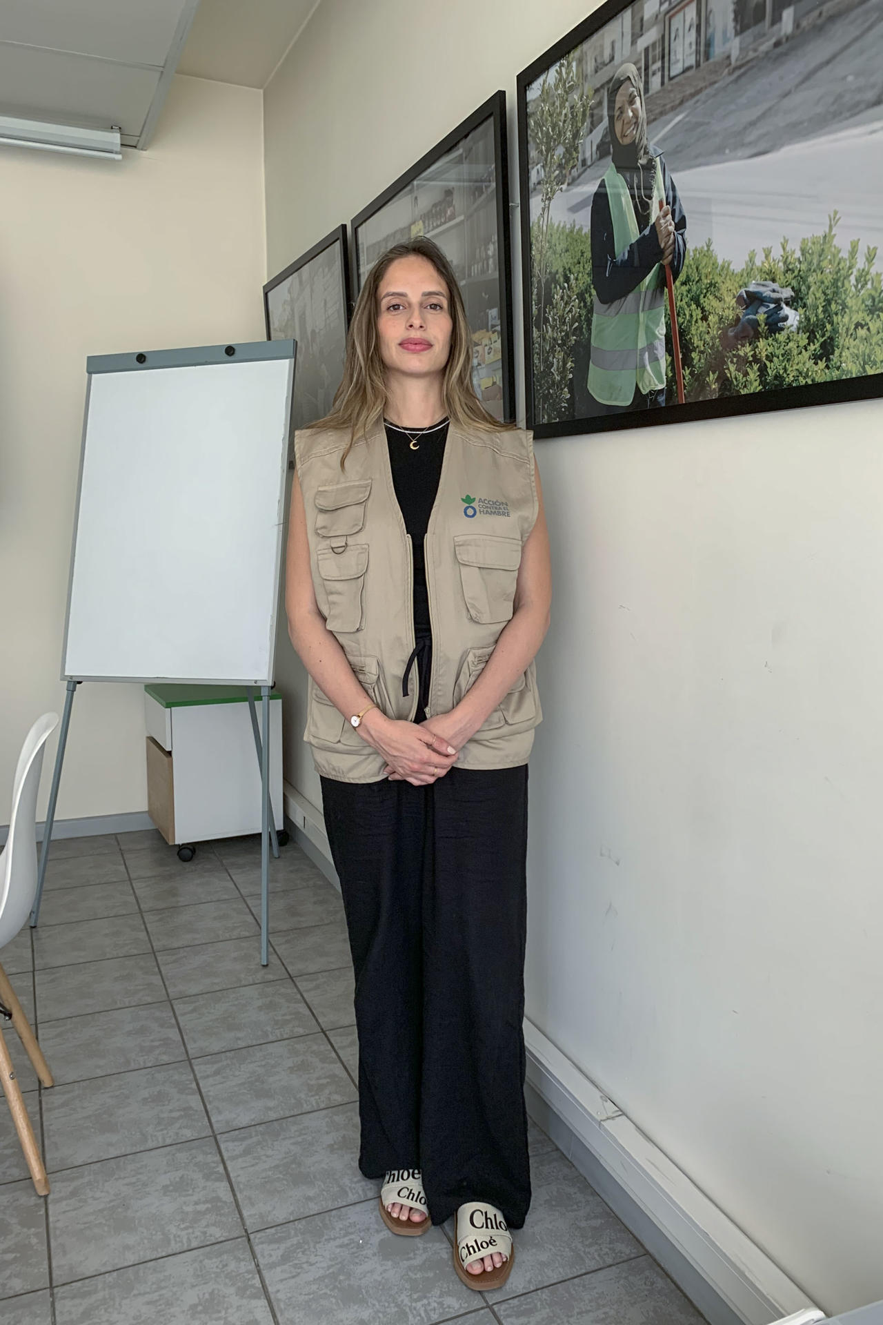 La coordinadora de Incidencia de Acción contra el Hambre en el Líbano, Sonia Ben Salem, durante una entrevista con EFE el 22 de mayo de 2025 en Beirut. Al cumplirse medio año de la entrada en vigor del alto el fuego en el Líbano, el 80 % de las áreas golpeadas por la guerra siguen en situación "precaria" y muchas carecen de infraestructuras básicas, mientras la comunidad humanitaria espera más recortes de financiación a partir de este mismo verano, según Acción contra el Hambre. La coordinadora de Incidencia de la oenegé en el Líbano, Sonia Ben Salem, explica en una entrevista con EFE que solo el 20 % de las zonas afectadas están "más o menos entrando en una fase de recuperación", tal y como descubrieron con la realización de un análisis conjunto para identificar qué regiones priorizar. EFE/ Noemí Jabois