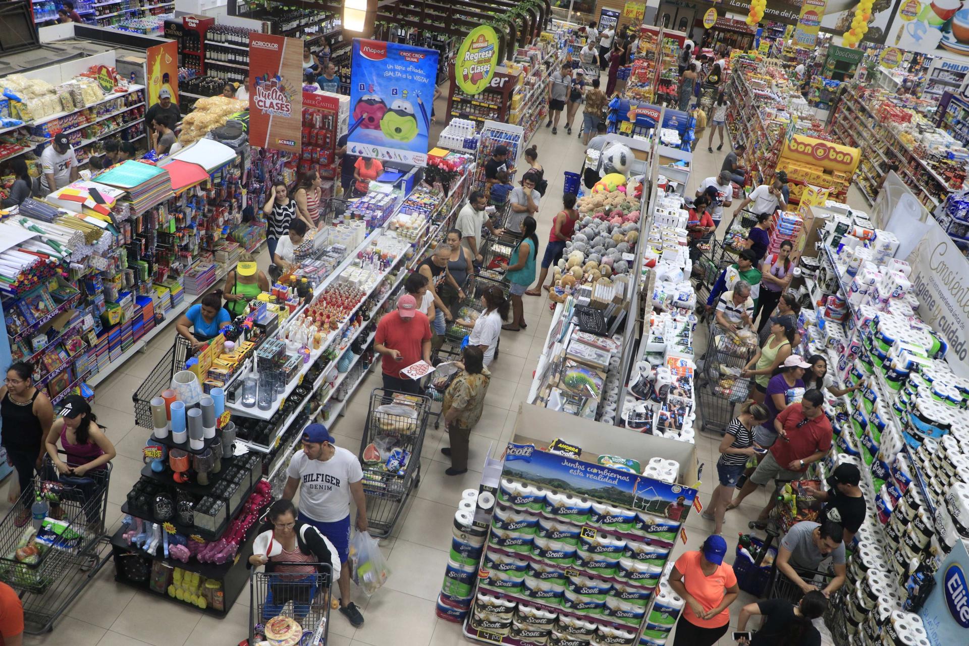 Fotografía de archivo que muestra a personas comprando productos en un supermercado en Santa Cruz (Bolivia). EFE/ Juan Carlos Torrejón