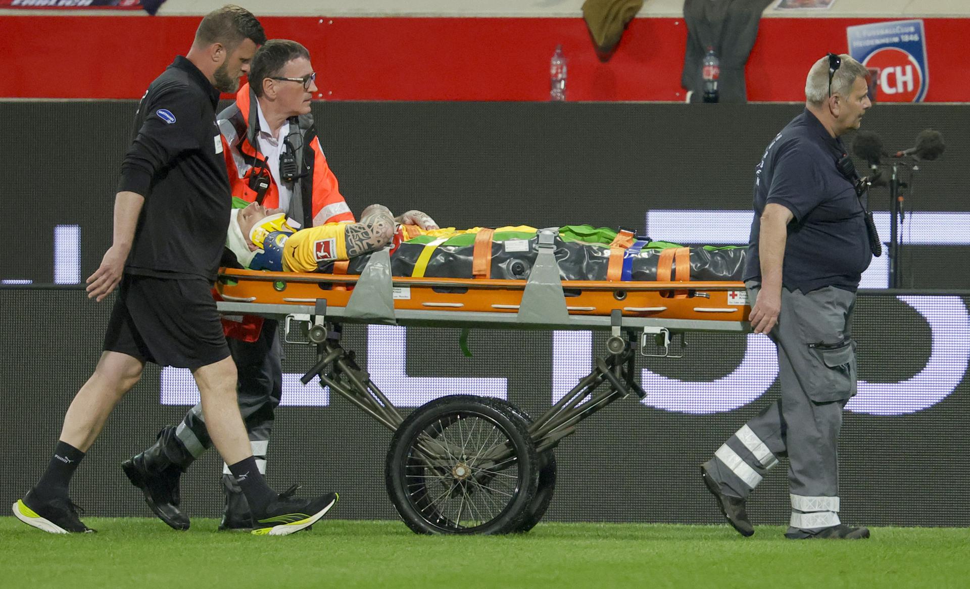 Kevin Mueller es retirado en camilla del terreno de juego. EFE/EPA/RONALD WITTEK.