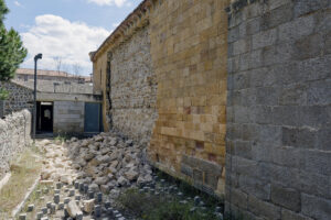 La iglesia de San Andrés (s. XII), una de las principales joyas del románico abulense, ha sufrido a primera hora de este domingo el derrumbe de una parte del muro norte, en una zona acotada para el público, sin que se hayan producido daños personales. EFE/ Raúl Sanchidrián