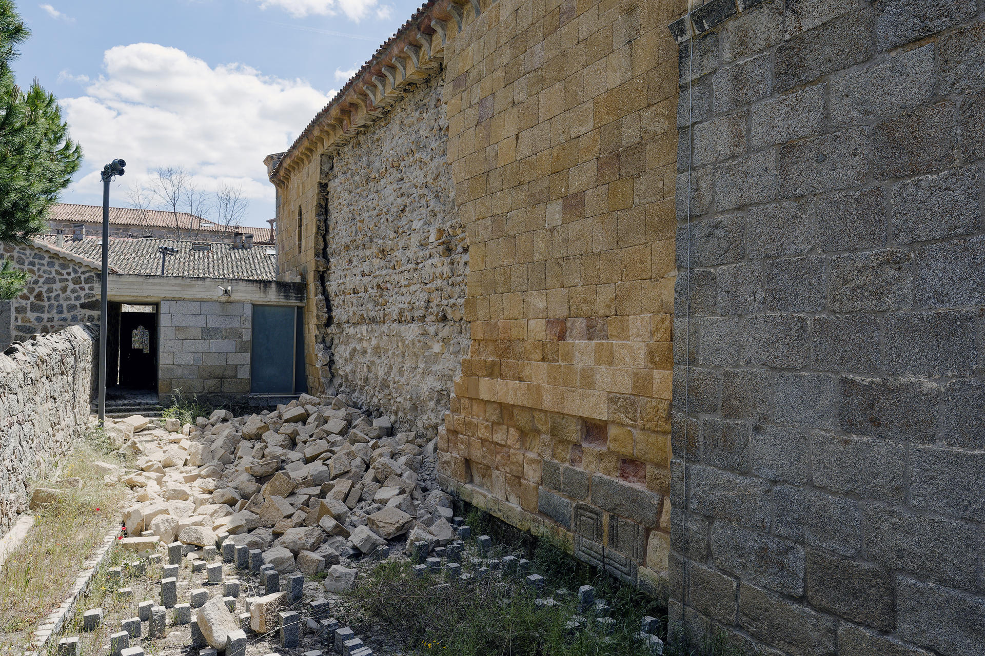 La iglesia de San Andrés (s. XII), una de las principales joyas del románico abulense, ha sufrido a primera hora de este domingo el derrumbe de una parte del muro norte, en una zona acotada para el público, sin que se hayan producido daños personales. EFE/ Raúl Sanchidrián