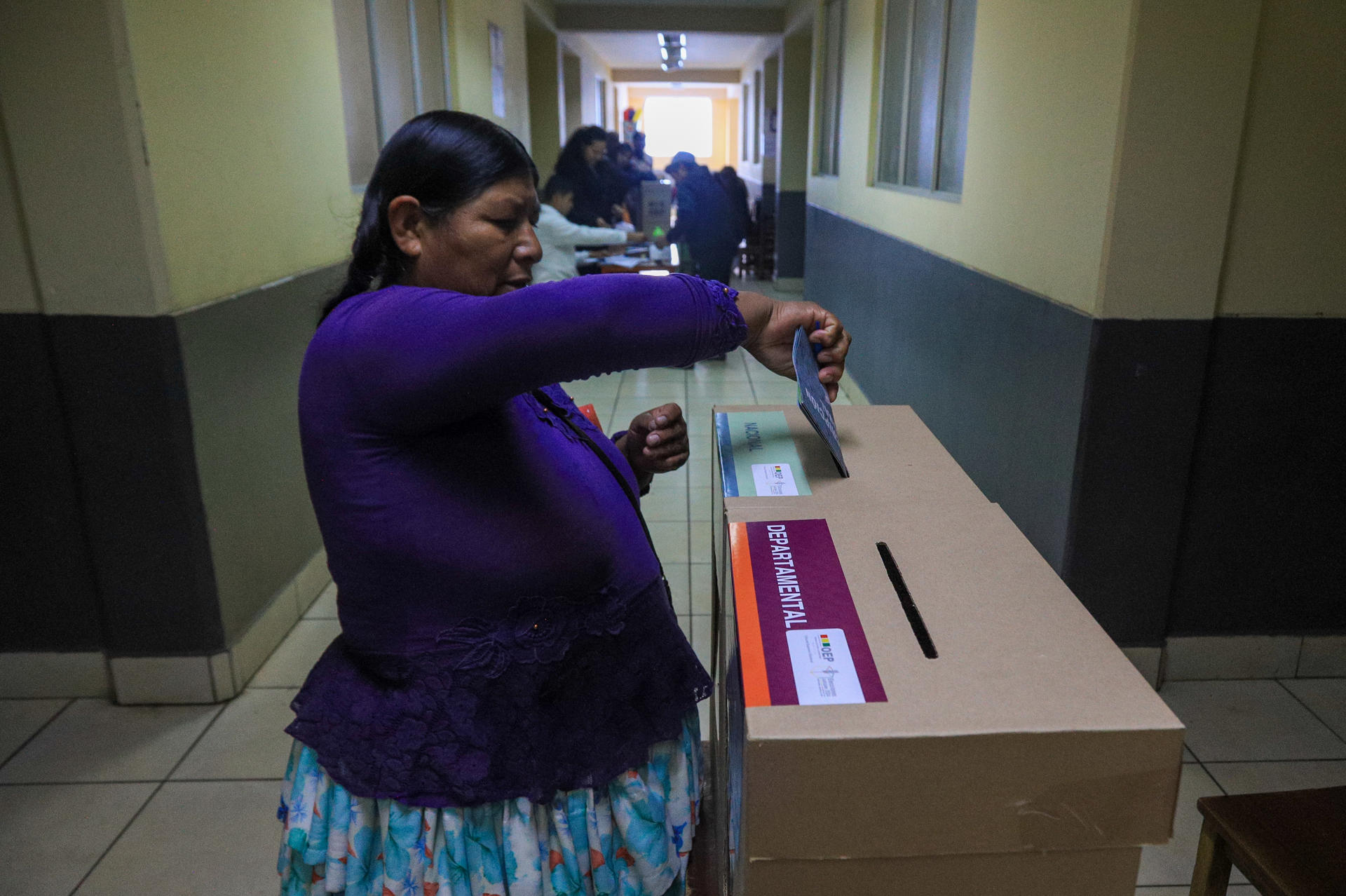 Fotografía de archivo de una mujer aimara emite su voto durante una jornada electoral en La Paz (Bolivia). EFE/ Gabriel Márquez.