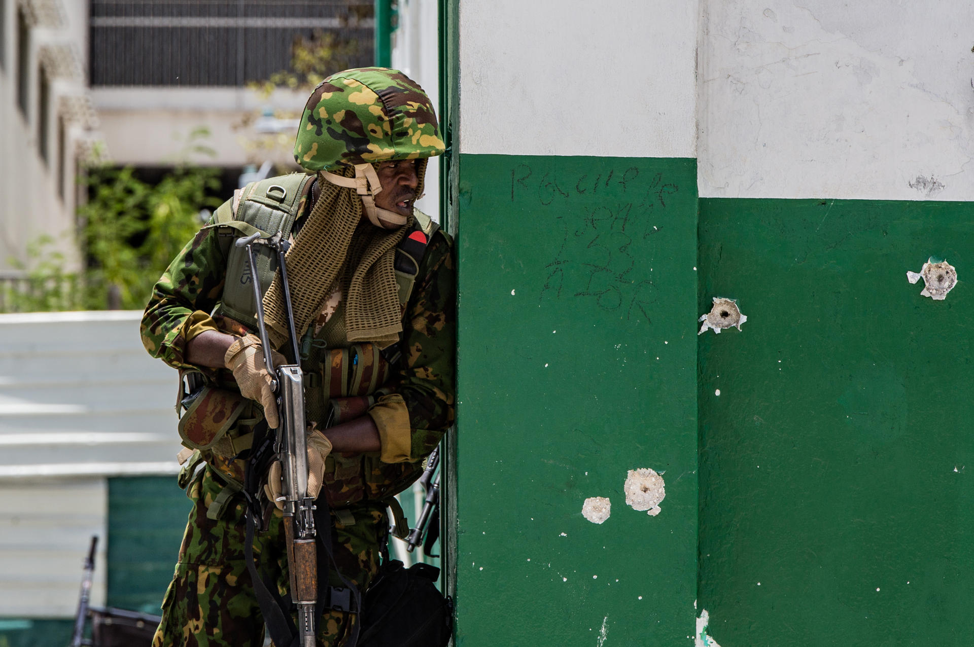 Fotografía de archivo del 29 de junio de 2024 de un integrante de la policía keniano de la Misión Multinacional de Apoyo a la Seguridad (MMAS) vigilando luego de un ataque al primer ministro haitiano, Garry Conille, en Puerto Príncipe (Haití). EFE/ Mentor David Lorens