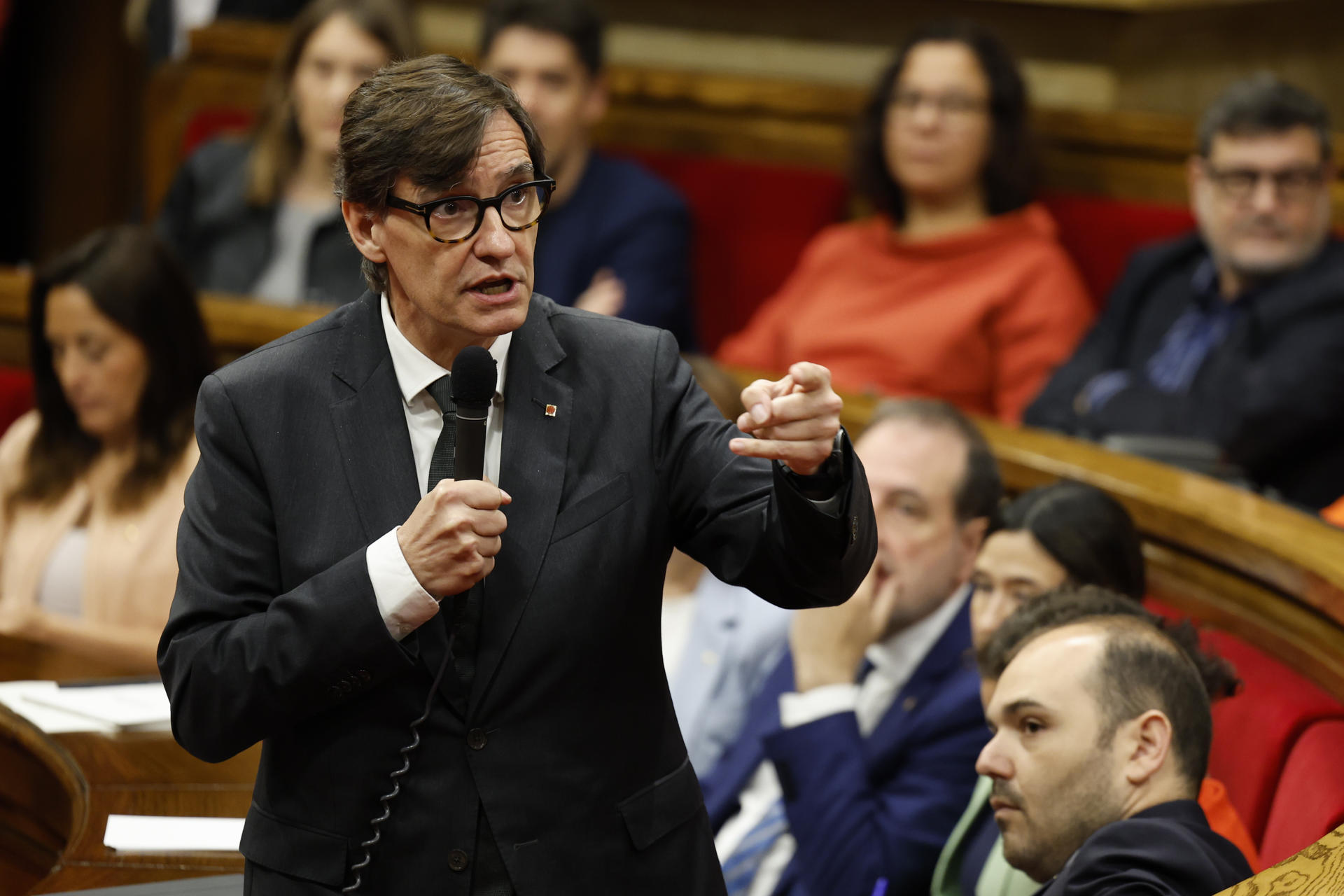 El presidente de la Generalitat, Salvador Illa, este miércoles en el Parlament. EFE/Toni Albir
