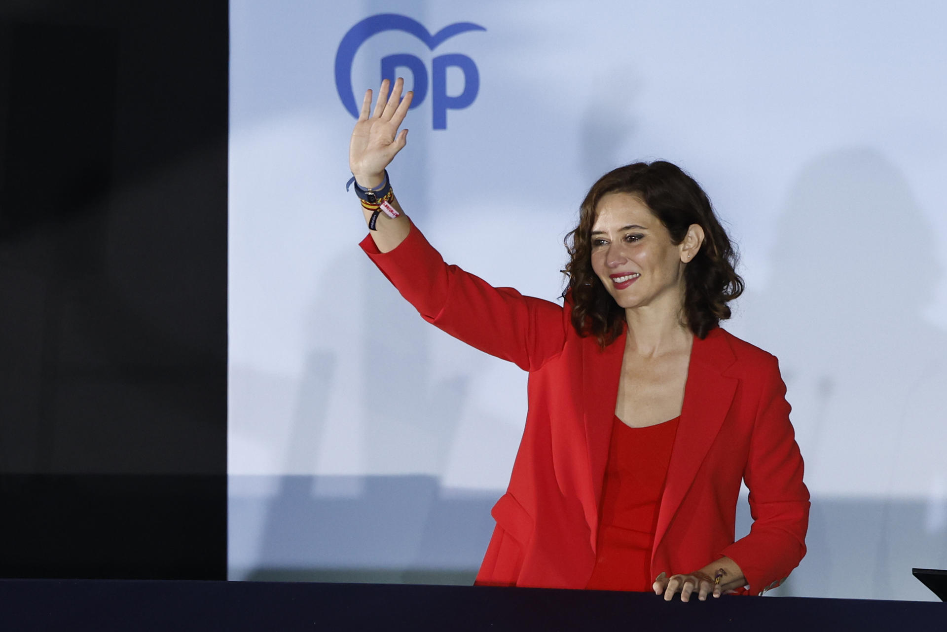 La presidenta de la Comunidad de Madrid, Isabel Díaz Ayuso, saluda desde el balcón de Génova tras conocer los resultados electorales en Madrid en mayo de 2023. EFE/Juanjo Martín