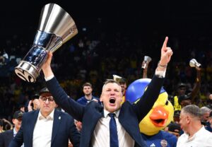 El entrenador del Fenerbahce Saras Jasikevicius celebra la victoria en la Euroliga en Abu Dabi (Emiratos Árabes Unidos) EFE/EPA/RYAN LIM
