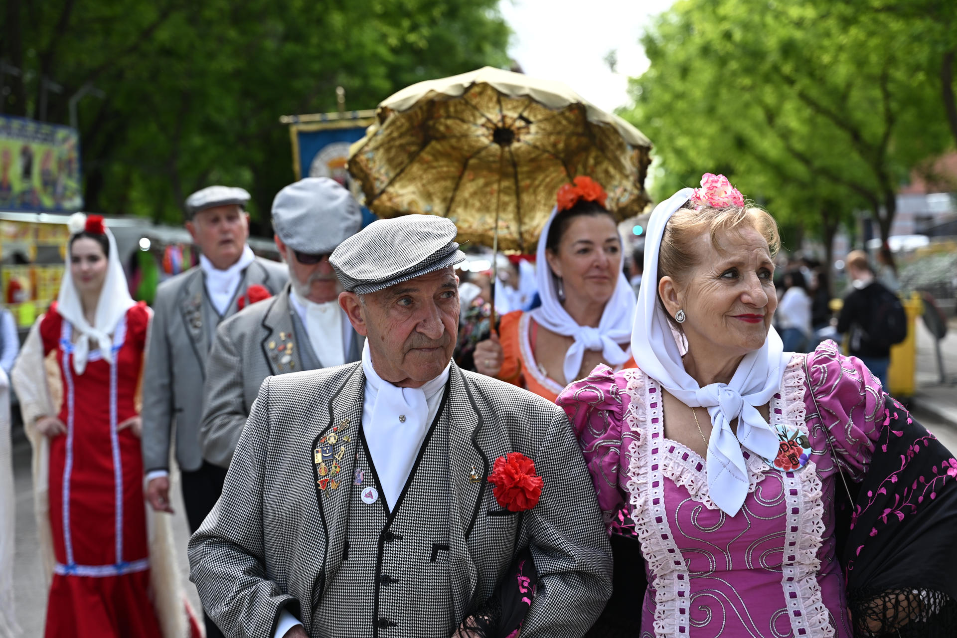 Una pareja vestida de chulapa disfruta en la Padrera de San Isidro de las fiestas de Madrid, este jueves. EFE/ Fernando Villar