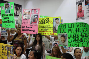 Familiares de venezolanos detenidos en El Salvador se manifiestan durante una rueda de prensa este jueves en Caracas (Venezuela). EFE/ Miguel Gutiérrez