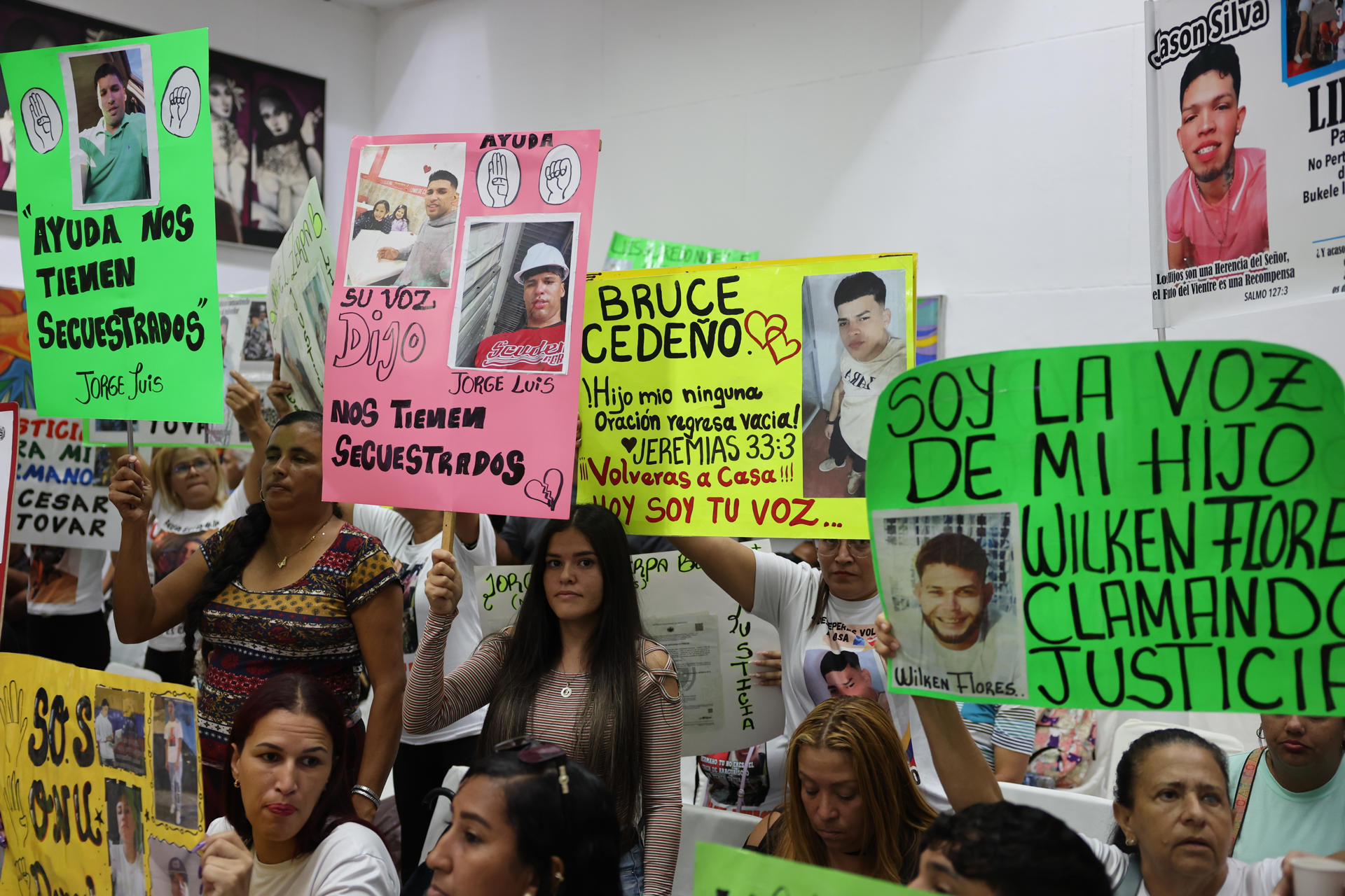 Familiares de venezolanos detenidos en El Salvador se manifiestan durante una rueda de prensa este jueves en Caracas (Venezuela). EFE/ Miguel Gutiérrez