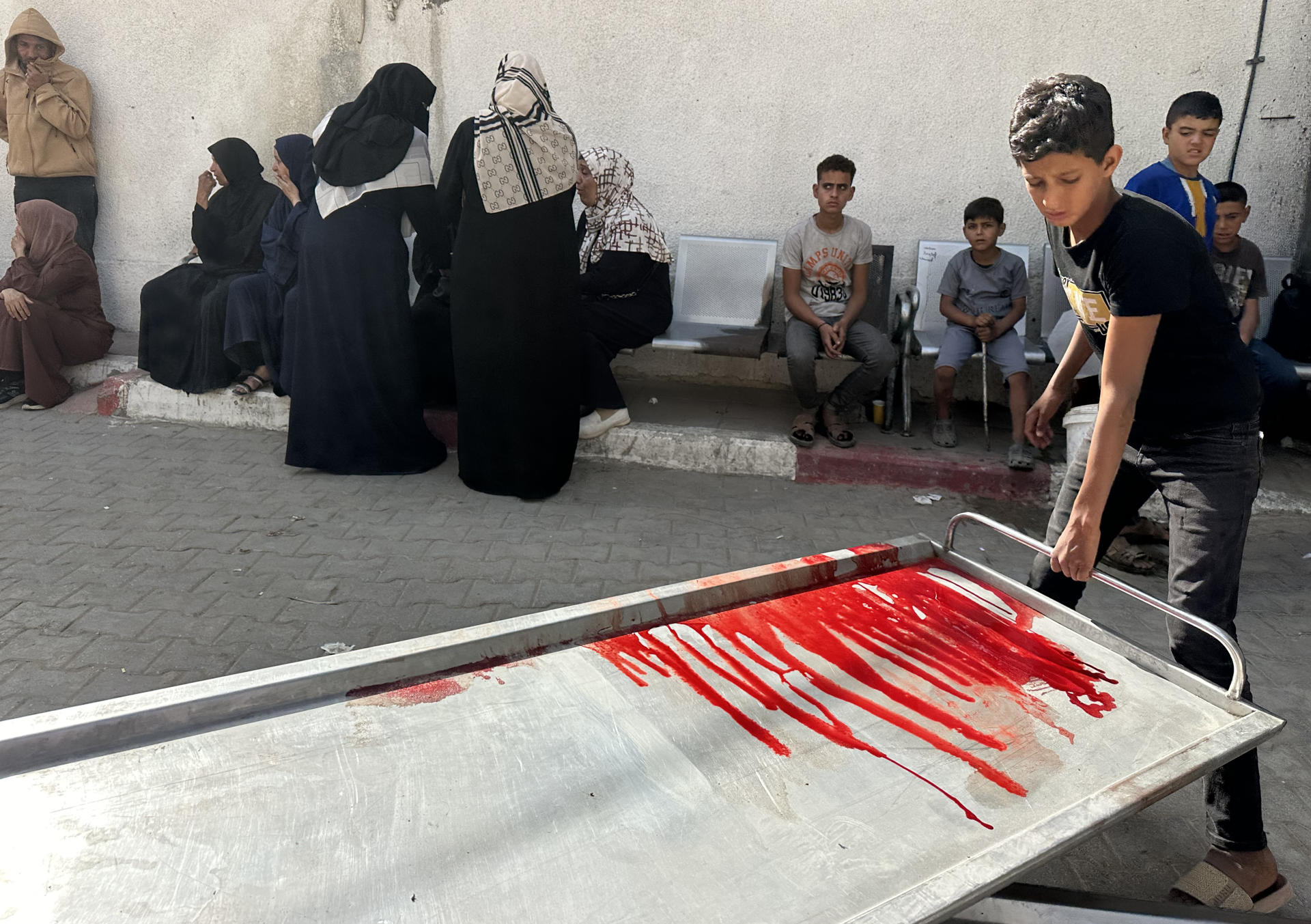 Vista de una camilla llena de sangre de uno de los 31 palestinos muertos en un ataque aéreo israelí en las primeras horas de la mañana en el Hospital Al Shifa en la ciudad de Gaza el 26 de mayo de 2025. Más de 53.900 palestinos han muerto en la Franja de Gaza, según el Ministerio de Salud palestino, desde que Israel lanzó una campaña militar en la franja en respuesta a un ataque transfronterizo liderado por el grupo militante palestino Hamás el 7 de octubre de 2023, en el que murieron alrededor de 1.200 israelíes y más de 250 fueron tomados como rehenes.EFE/ Ahmad Awad