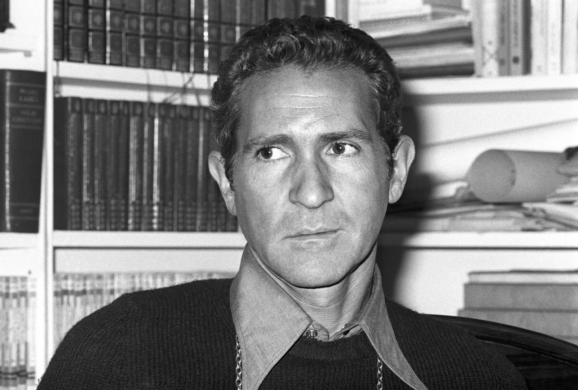 Se cumplen dos años de la muerte del escritor Antonio Gala. En la imagen, durante una entrevista para la Agencia EFE en 1984, en su domicilio de Madrid. EFE/caa/Archivo