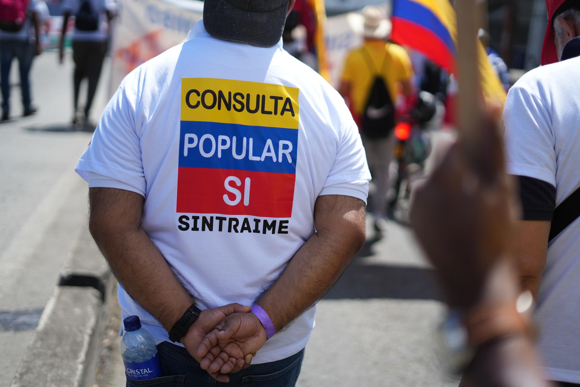 Personas participan en la manifestación del Primero de Mayo este jueves, en Cali (Colombia). EFE/ Ernesto Guzmán