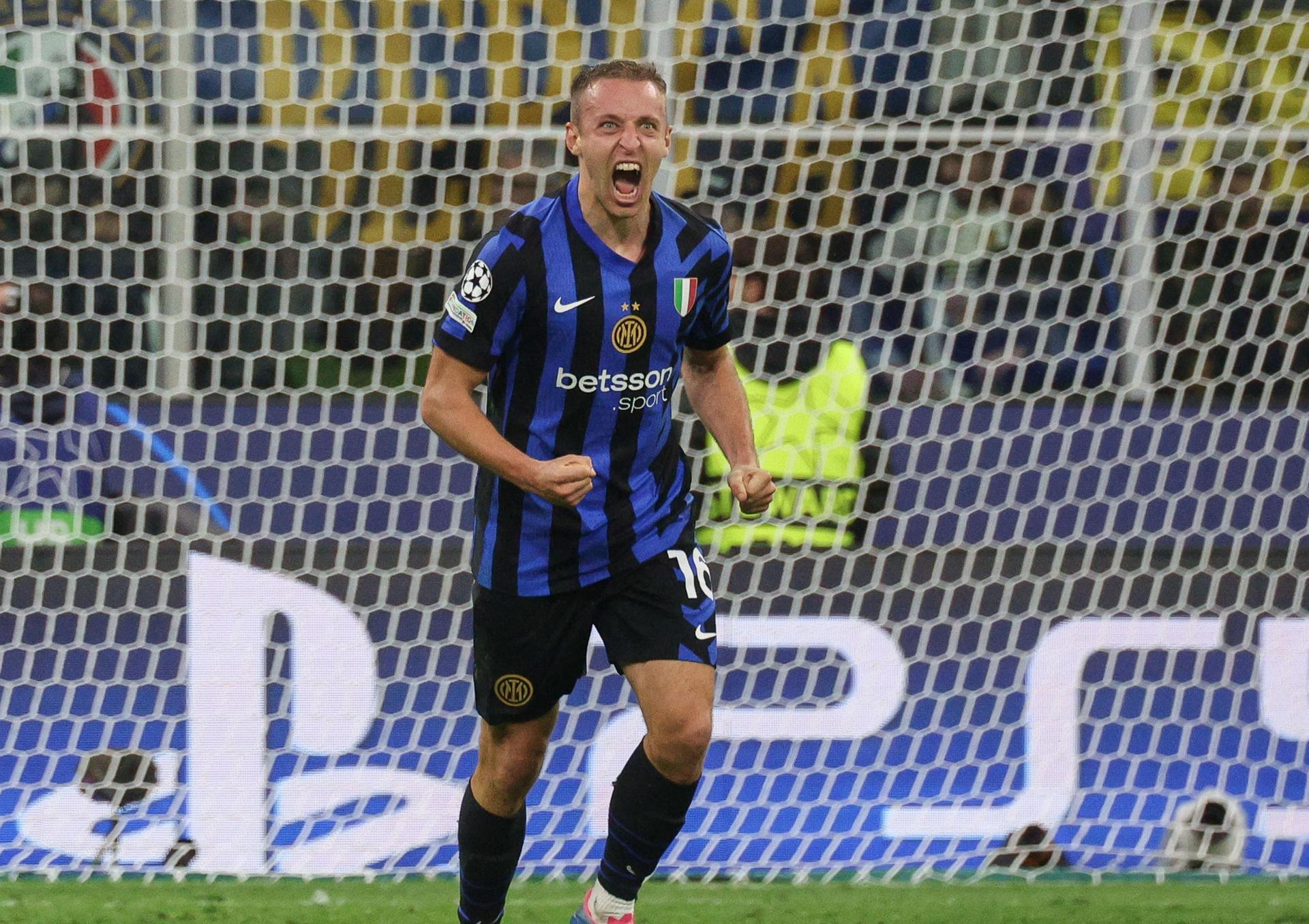 Davide Frattesi, del FC Inter, celebra el gol del 4-3 durante el partido de vuelta de las semifinales de la UEFA Champions League entre el Inter de Milán y el FC Barcelona, ​​en Milán. EFE/EPA/ROBERTO BREGANI
