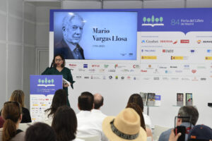 Vista general durante el homenaje al fallecido escritor Mario Vargas Llosa en la Feria del Libro de Madrid, este sábado. EFE/ Víctor Lerena