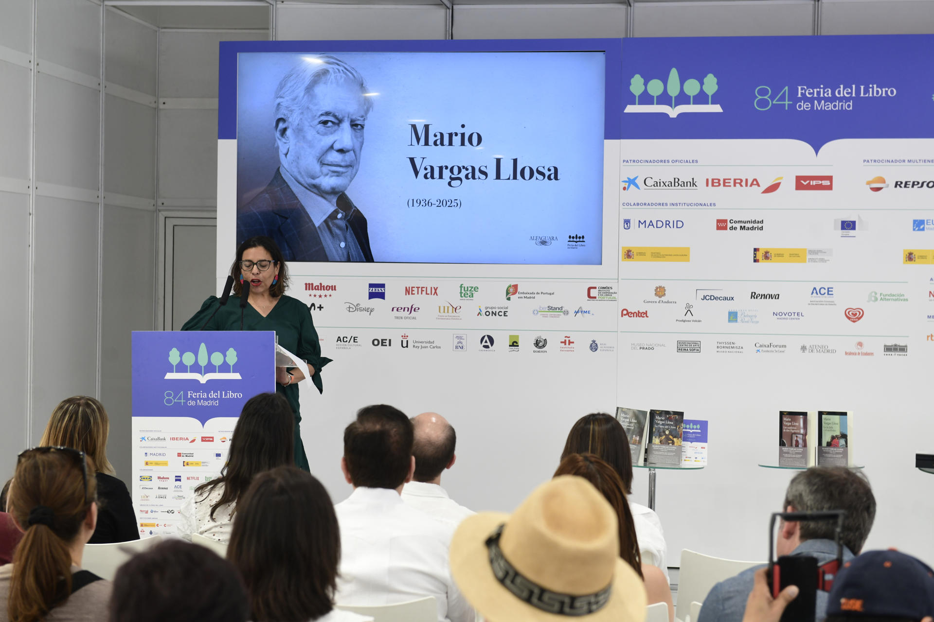 Vista general durante el homenaje al fallecido escritor Mario Vargas Llosa en la Feria del Libro de Madrid, este sábado. EFE/ Víctor Lerena