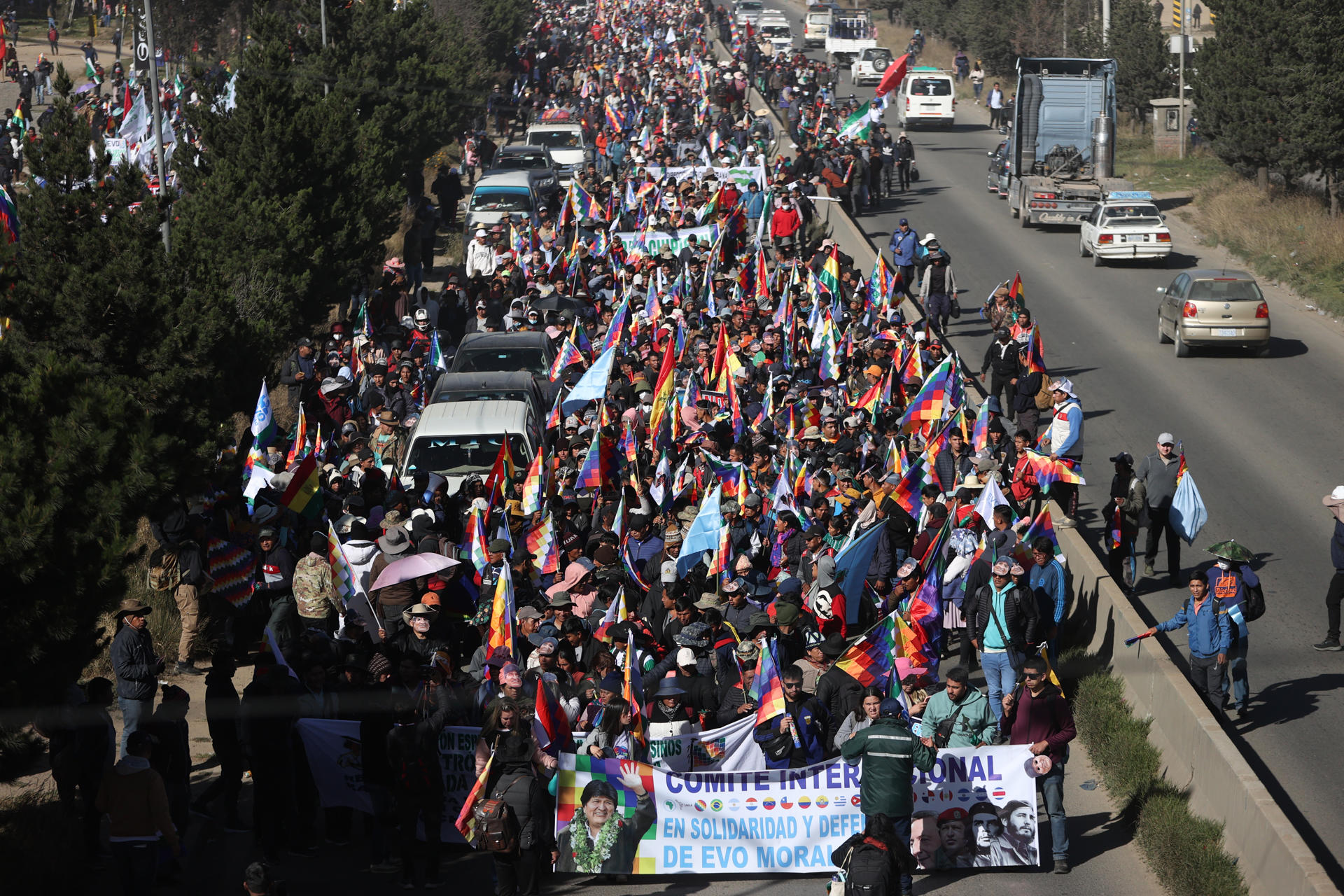 Simpatizantes del expresidente Evo Morales (2006-2019) marchan en apoyo a la candidatura del exmandatario este viernes, en El Alto (Bolivia). EFE/ Luis Gandarillas