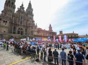 Cientos de personas se manifiestan este sábado en Santiago de Compostela en defensa del idioma gallego con el lema 'Lingua Vital Xa' convocados por la plataforma "Queremos Galego". EFE. Xoán Rey.