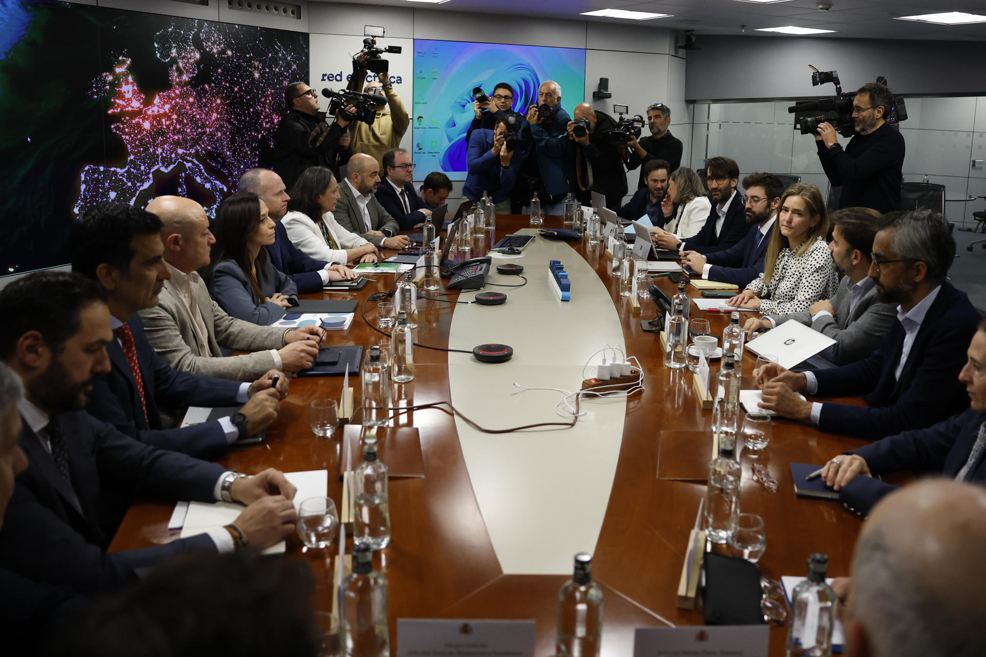 MADRID, 03/05/2025.- La vicepresidenta tercera del Gobierno y ministra para la Transición Ecológica y el Reto Demográfico, Sara Aagesen (4D), preside la segunda reunión del Comité creado por el Gobierno para el análisis del apagón eléctrico del 28 de abril, este sábado en Madrid. EFE/Juan Carlos Hidalgo
