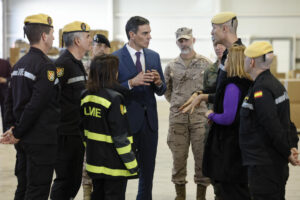 El presidente del Gobierno, Pedro Sánchez, durante su visita el 23 de enero último a las unidades del Ejército que colaboran en la ayuda y reconstrucción de las zona afectadas por la dana. EFE/Biel Aliño