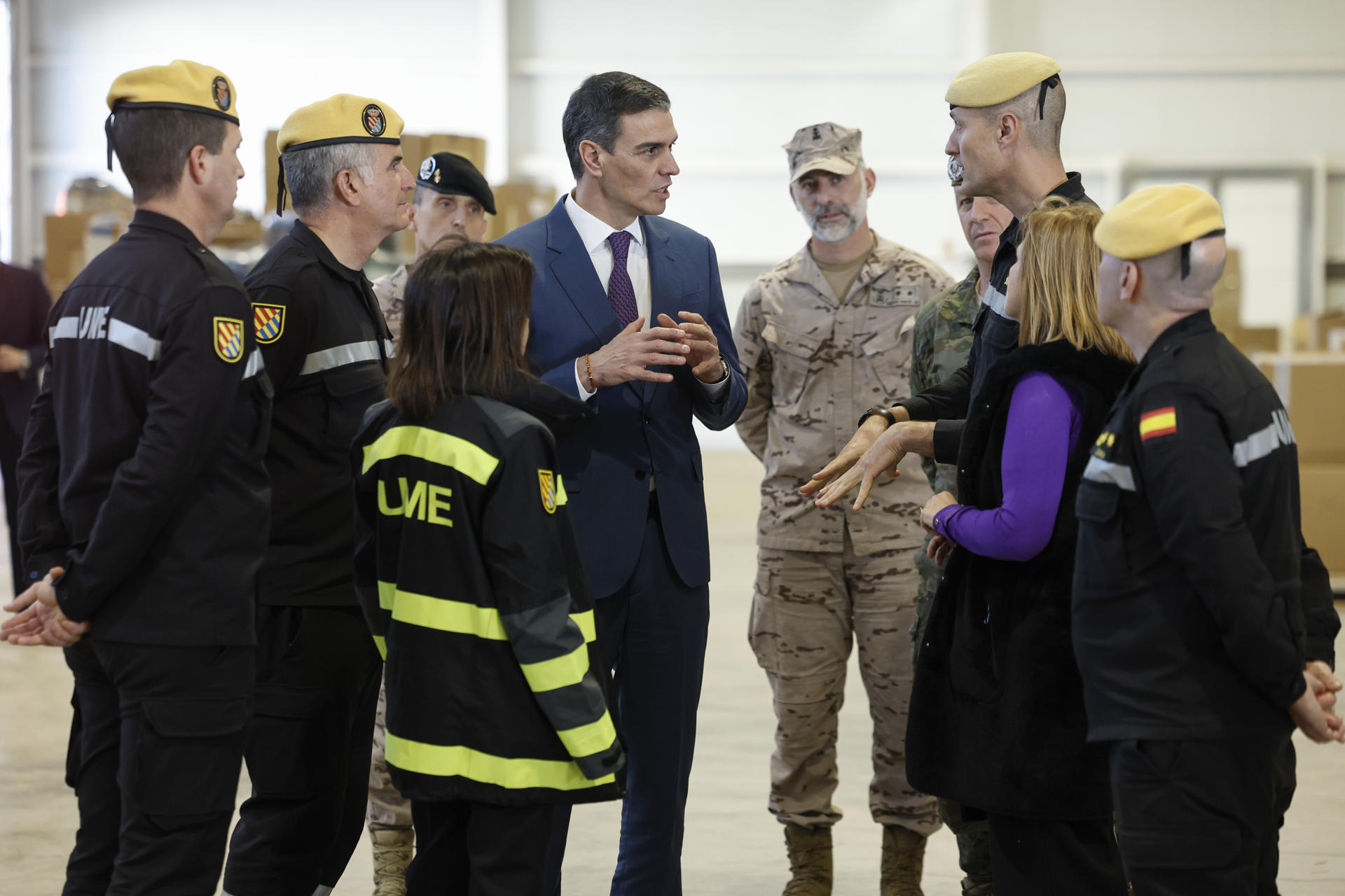 El presidente del Gobierno, Pedro Sánchez, durante su visita el 23 de enero último a las unidades del Ejército que colaboran en la ayuda y reconstrucción de las zona afectadas por la dana. EFE/Biel Aliño